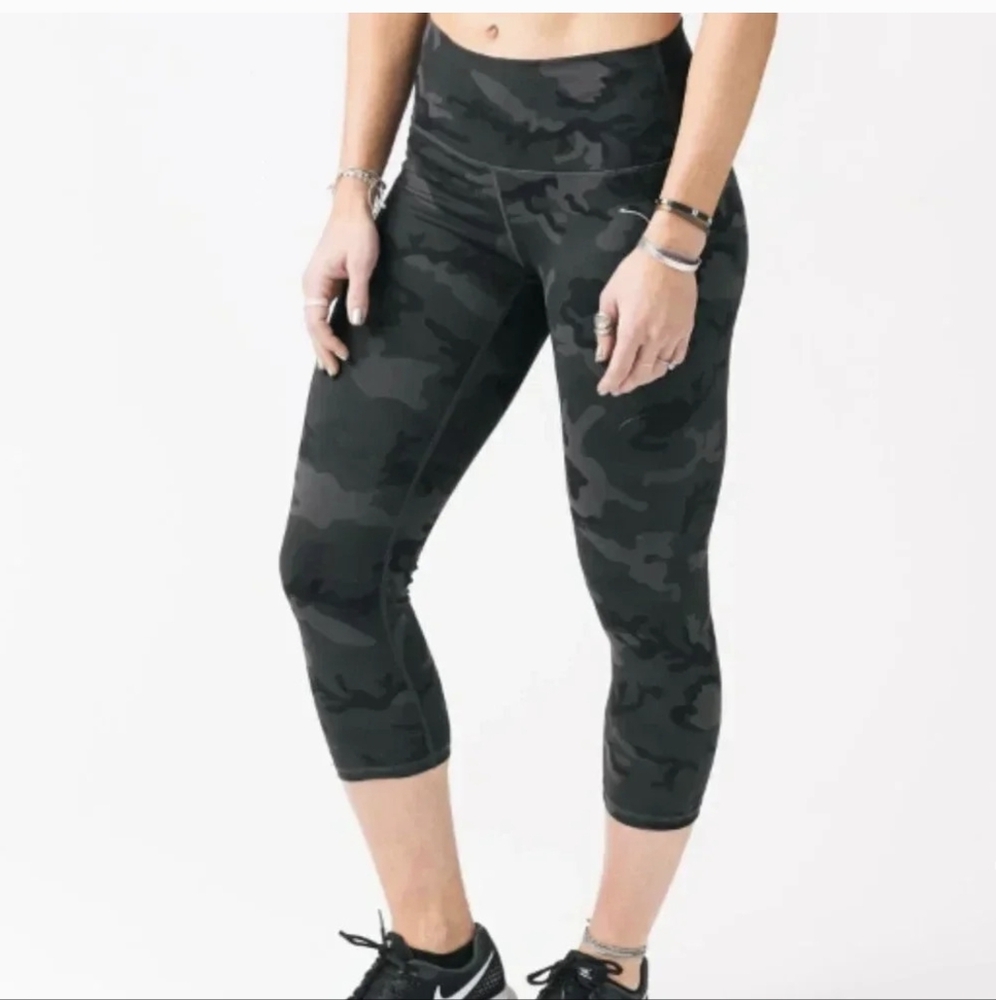 Zyia Gray Camo Luxe High Rise Capri Leggings Size 16/18